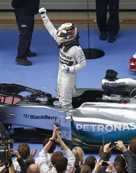 Lewis esultante, per lui per non c&#39; ancora il primato nella classifica del Mondiale piloti: Rosberg resta davanti.